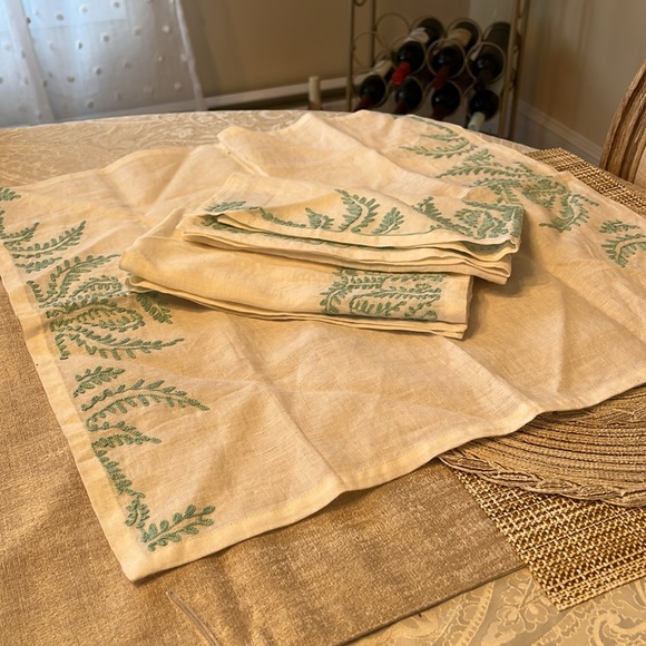 Linen Southern Living embroidered linen napkins. Set of 3. - Picture 6 of 6